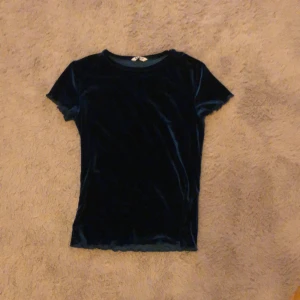 Silkes T-shirt  - En väldigt mjuk silkes T-shirt som är väldigt o andvänd. Den passar perfekt på Xs men funkar på S också