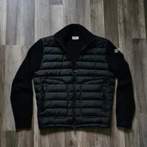 Säljer nu min 1:1 r3p moncler cardigan. Har använt den ungefär 3 gånger. Den är large men sitter som en small. Hör av dig vid minsta lilla fundering😊