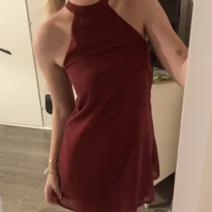 Klänning  - Jättefin vinröd/ röd klänning som sitter uppe snyggt runt halsen! Använd enstaka gånger men det är lite tajt för mig!🥰 (OBS! Aningen mer röd i verkligen än på bild) fler bilder? Skriv!😊