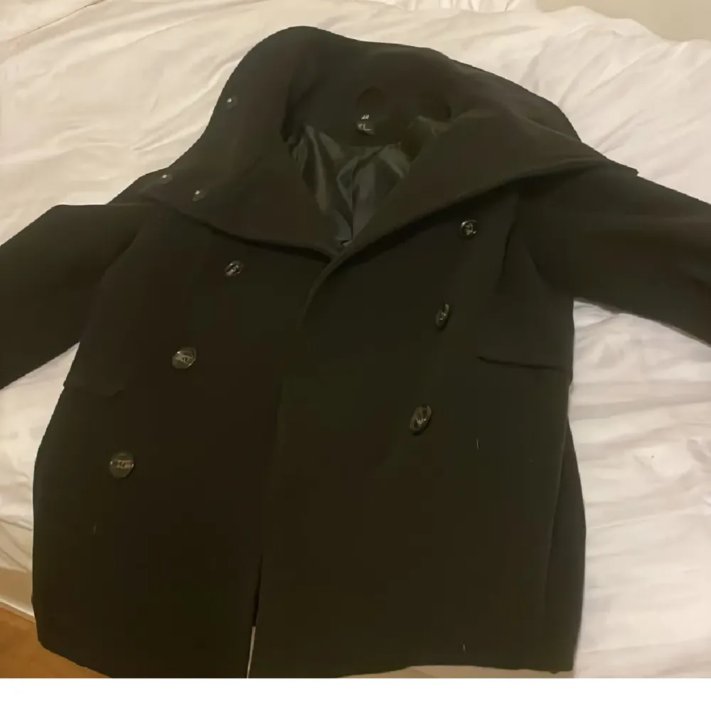 Snygg och trendig svart kappa, sitter bra på mig som vanligtvis bär S/M❤️‍🔥. Jackor.