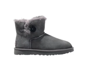 ugg - Jättefina, knappt använda uggs i färgen grå! Orginalpris: 2500