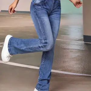 Sånna jeans för 500kr från lager 157 passar inte längre men storlek e typ xs och s passar både och men ni kan buda. Kan skicka bilder på dom ordentligt och storleken har en som e högmidja och en som e lågmidja ni kan välja 😊.
