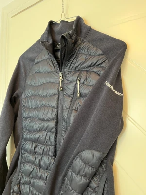 Peak preformence cardigan - säljer nu min peak preformence cardigan använd ett få tal gånger nypris 2200 bra kvalitet 