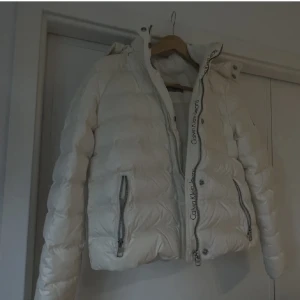 Calvin Klein jacka  - Säljer min Calvin Klein jacka i vit med luva. Inga defekter och i super fint sick 💕