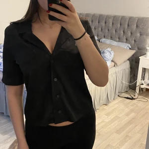 Kofta - Svart satin skjorta. Aldrig använd.