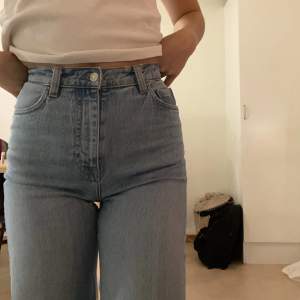 Fina jeans, sparsamt använda. Jeansen är lite ljusare än vad sista bilden visar.  Frakt tillkommer🫶 Jag är 163 cm och dem passar mig bra i längd, något långa