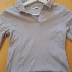 Ljus lila långärmad tröja - Ljus lila tröja med tunt material, är från kapphal och har andvänt 2-3 gånger. Säljer på grund av att jag aldrig andvänder den och ägt den i snart ett år. Passar bra på mig som är 164cm. Tvättar innan den skickas💜