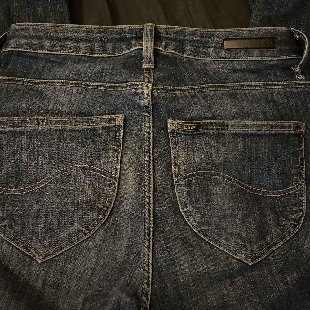 Jeans från Lee. Använda men inget synligt. Tajta. Sitter jättefint på och formar kroppen fint!. Jeans & Byxor.