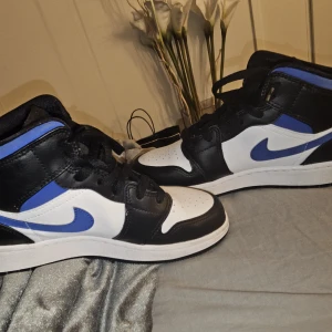 Jordan 1 mid racer blue - Jätte fina använda 2 ggr max, har ej kvar orginalboxen men har kvar kvittot online.