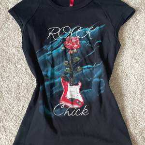 Så snyggt linne där det står ”Rock Chick”. Kommer tyvärr inte till användning för mig. Köpt secondhand men är i jättebra skick!🌹