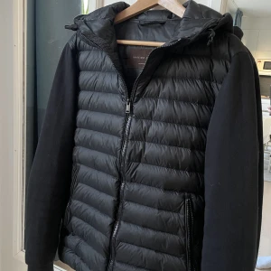 Massimo Dutti Cardigan  - Galet snygg och skön Cardigan från Massimo Dutti. Knappt använd. Priset är inte hugget i sten :)