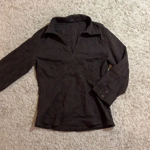 Skjorta - Så snygg tajt trekvartsärmad skjorta med broderade detaljer ❣️ dragkedja i sidan!