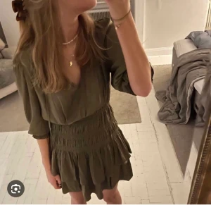 Maje klänning - Super fin maje klänning använd endast ett fåtal gånger men som tyvärr inte kommer till användning, pris är diskuterbart, skriv för fler bilder (Ej mina bilder)