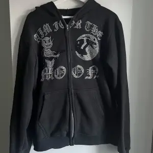 Säljer denna rhinestone zip hoodie från aim for the moon. Säljer på grund av att den är för stor, men den är i bra skick. 400 kr, inga returer🤝