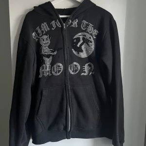 Rhinestone zip hoodie - Säljer denna rhinestone zip hoodie från aim for the moon. Säljer på grund av att den är för stor, men den är i bra skick. 400 kr, inga returer🤝