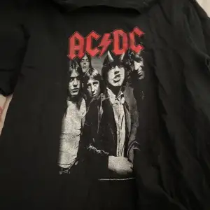 acdc t shirt som ör köpt i 2022, köpte i malmö och använd 3 gånger. väldigt bra skick