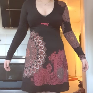 Desigual klänning - En fin desigualklänning  med röda detalger. Inte urtvättad, inte noppig. Väldigt strechig 