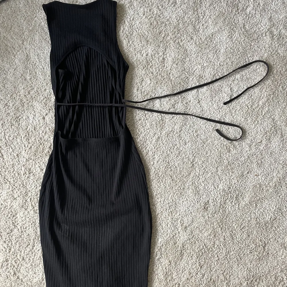 Fin svart klänning som tyvärr inte kommer till användning här. Den är i nyskick, har bara använt en gång!🖤. Klänningar.
