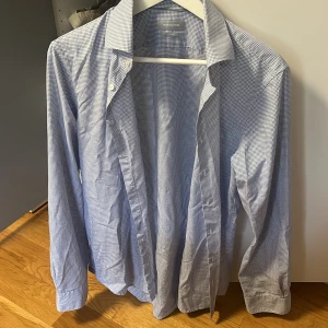 Michael kors skjorta - Säljer en Michael kors skjorta i storlek 41, denne i slimfit 