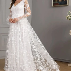 Lång klänning - Lång bal/bröllops klänning i Storlek L. Passar även bra på någon som är M. Helt oanvänd då jag valde mellan denna och en till inför balen. Jättebra kvalitet på materialet. 