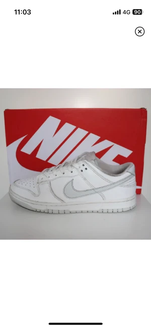 Nike dunk low platinum - Hej, säljer mina Nike dunk low platinum. Skorna är i st 42. Fina skor som är lätta att matcha. Säljer dem då de inte rikitgt kommer till anvädning. Om du har några frågor så är det bara att säga till. Priset kan förhandlas vid snabb affär.