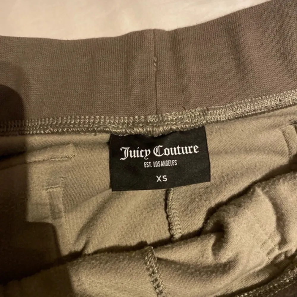 Jag säljer dessa juicy byxor för att de kommer ej till användning. De är använda några gånger men är i bra skick💕. Jeans & Byxor.