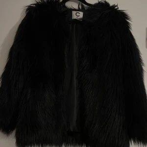 Pälsjacka  - Säljer denna jättefina pälsjacka från Cubus som passar för de med storleken xs för 300 kr. Säljer på grund av att den inte kommer till användning. Oanvänd 💗orginalpriset 600 kr 
