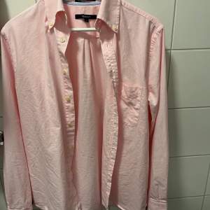 Rosa skjorta från Gant använd väldigt sparsamt. Liten defekt på bild 3 men inget som syns. 