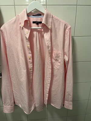 Gant Skjorta - Rosa skjorta från Gant använd väldigt sparsamt. Liten defekt på bild 3 men inget som syns. 