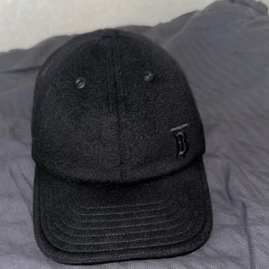 Burberry keps (Monogram Motif Cashmere Baseball Cap) - Beställde kepsens från burberrys hemsida för 4300 kr. Beställde den ungefär slutet av februari, i ny skick, används inte, kvitto finns.  