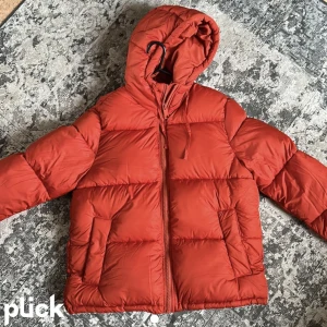 Vinterjacka - Säljer denna supermysiga, stora  jackan från hm då jag inte använder den så mycket längre! Bra skick. Storlek M