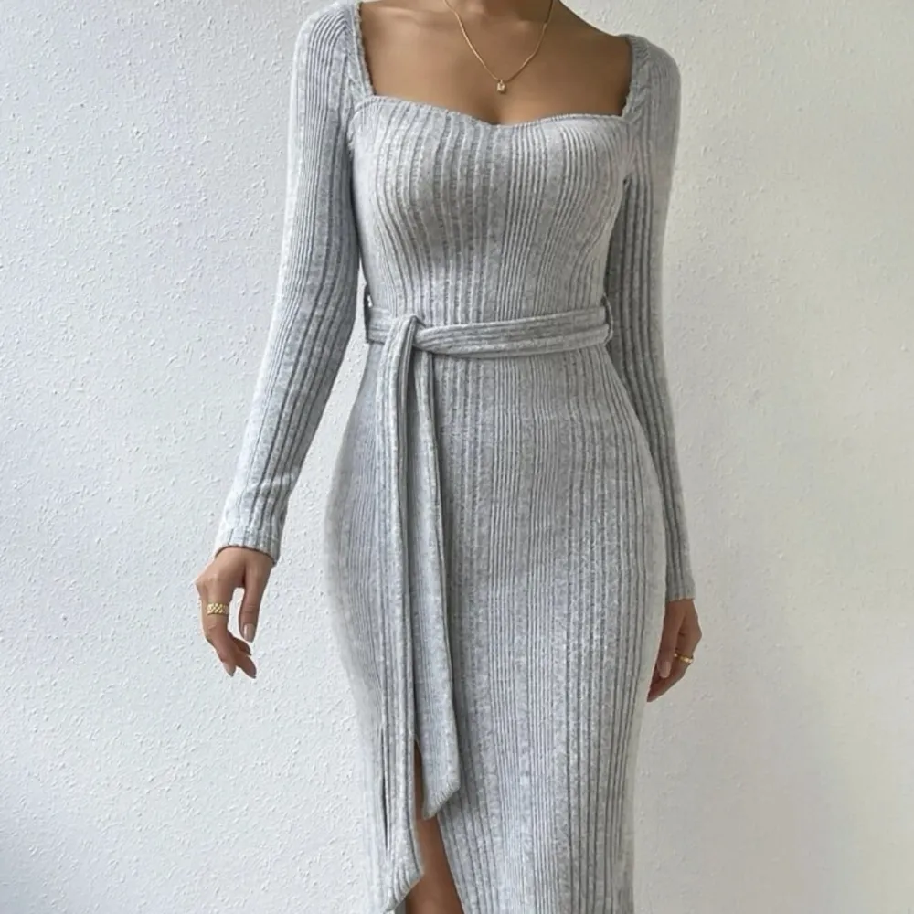 Säljer en grå stickad klänning! Sååå skön! ☺️🫶🏼. Klänningar.