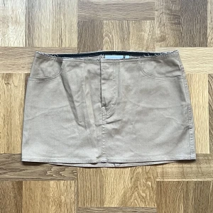 Minikjol lik Miu Miu  - Helt oanvänd kjol från Weekday, liten i storlek, passar xs/s