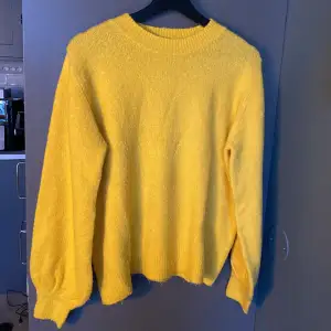 Färgglad,  gul, skön, stickad tröja från Pieces i storlek L. 