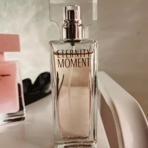 Calvin Klein parfym - Calvin Klein Eternity moment parfym. Fräsh doft och knappt använd.