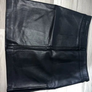 Kjol, skinn kjol  - Jätte snygg skinn kjol som passar perfekt inför firanden! Endast använd vid 3 tillfällen🤍✨