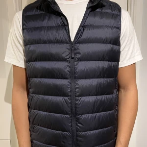 Uniqlo väst - Väldigt sparsamt använd dunväst från uniqlo, perfekt som mellanlager nu till vintern! Västen är i strl M, hör av ee vid frågor.