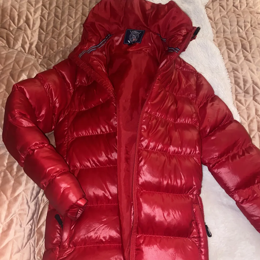 Säljer min röda Vinson polo club jacka då den inte kommer till användning längre, jätte bra i storleken och värmer super❤️ Originalpris är runt 1000-1200😊 köparen står för frakt!. Jackor.