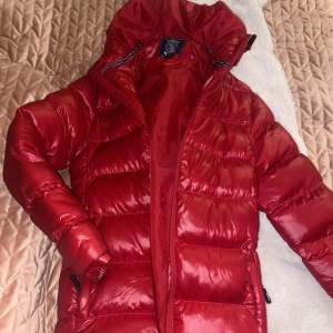 Säljer min röda Vinson polo club jacka då den inte kommer till användning längre, jätte bra i storleken och värmer super❤️ Originalpris är runt 1000-1200😊 köparen står för frakt!