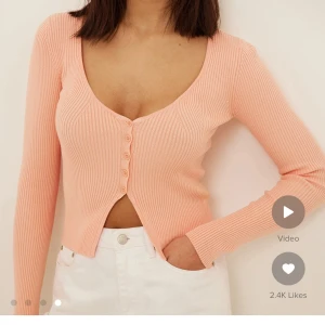 Tröja  - Jätte fin tröja från NA-KD, använd vid endast 2 tillfällen. 