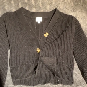 stickad tröja  - fin svart stickad tröja i strl xs, köpt från h&m, kom privat för fler bilder och pris kan diskuteras vid snabb affär ❤️