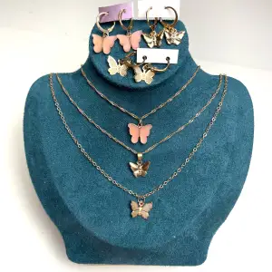 Säljer dessa super fina färgglada smycke seten med super fina fjärilar och guldiga detaljer! Helt nya, alltså inte använda! Frakt tillkommer 17kr❗️ kolla andra bilden för att se längderna på halsbanden! 35kr för ett set💕