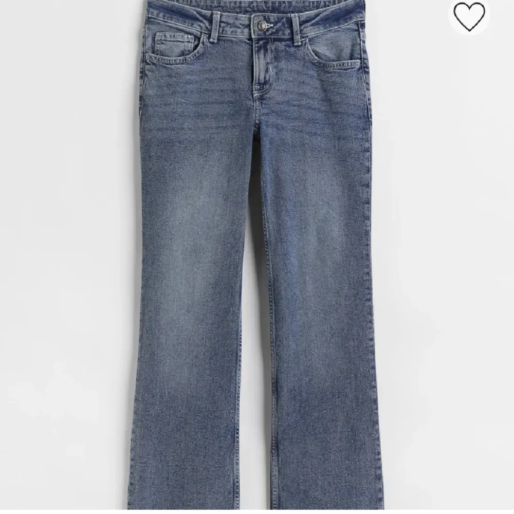 Supersköna lågmidjade jeans från hm, säljes då de är alldeles för stora på mig!. Jeans & Byxor.