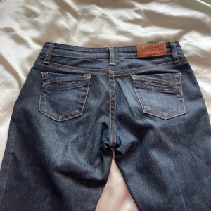 Tommy Hilfiger jeans - lågmidjade vintage hilfiger jeans som tyvärr är för små för mig, köpta på sellpy men i fint skick🩷❗️ har inga egna bilder så de är för små❗️