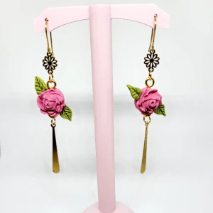 Örhängen  - Egengjorda örhängen i polymerlera. Själva hängen är i rostfritt stål och pläterat i guld, nickelfria!  Går att byta till plast eller clips om så önskas.