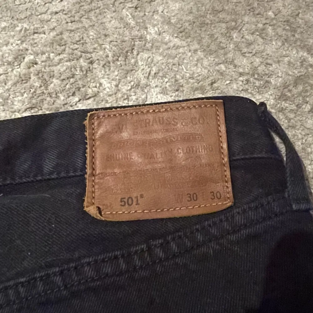 Hej säljer nu dessa jeans Levis 501. Säljer de eftersom att jag knappt använder. De är vi väldigt bra skick.  9/10. Jeans & Byxor.