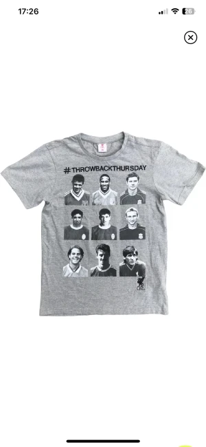 Liverpool T-Shirt - Officiell merch från Liverpool. Tröja med legendariska spelare från klubben. Bra skick, Ställ gärna frågor!😊