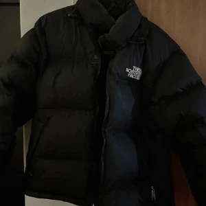 north face jacka  - Säljer en north face jacka i väldigt bra skick!! Skitsnygg nu till vintern. S i mansstorlek, passar min syster som har S/M i damstorlek. Skriv för fler bilder!! 