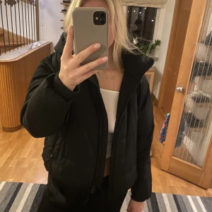 Vinter jacka!! - En jätte najs svart vinter jacka, sparsamt använd!!