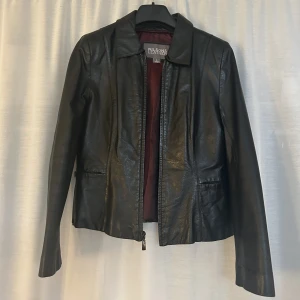 Vintage skinnjacka - Säljer denna jättefina skinnjacka köpt i new york då den tyvär inte kommer till användning💕står L i jackan men sitter som S